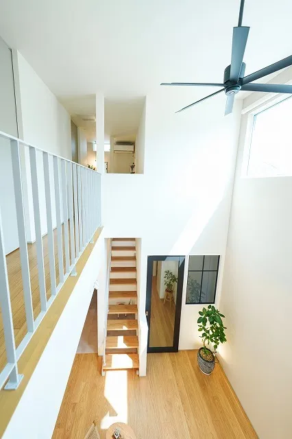 天井高5メートルの 開放的な吹き抜けのあるお家