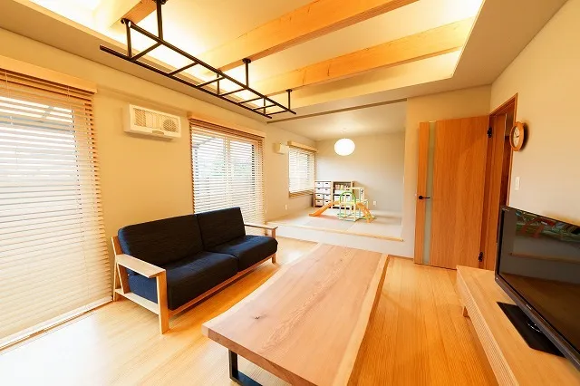 構造梁を見せた開放感あふれるリビングルーム