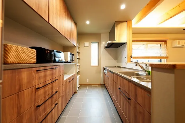 たっぷり収納ができる背面収納を完備したキッチン