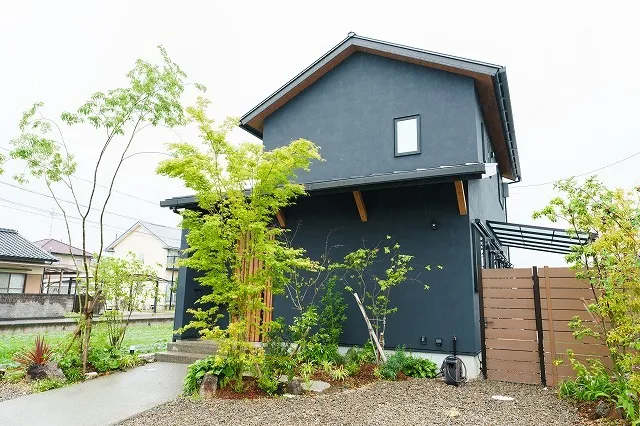 外壁は塗り壁仕上げ。「ディバネートのサファイアブラック」